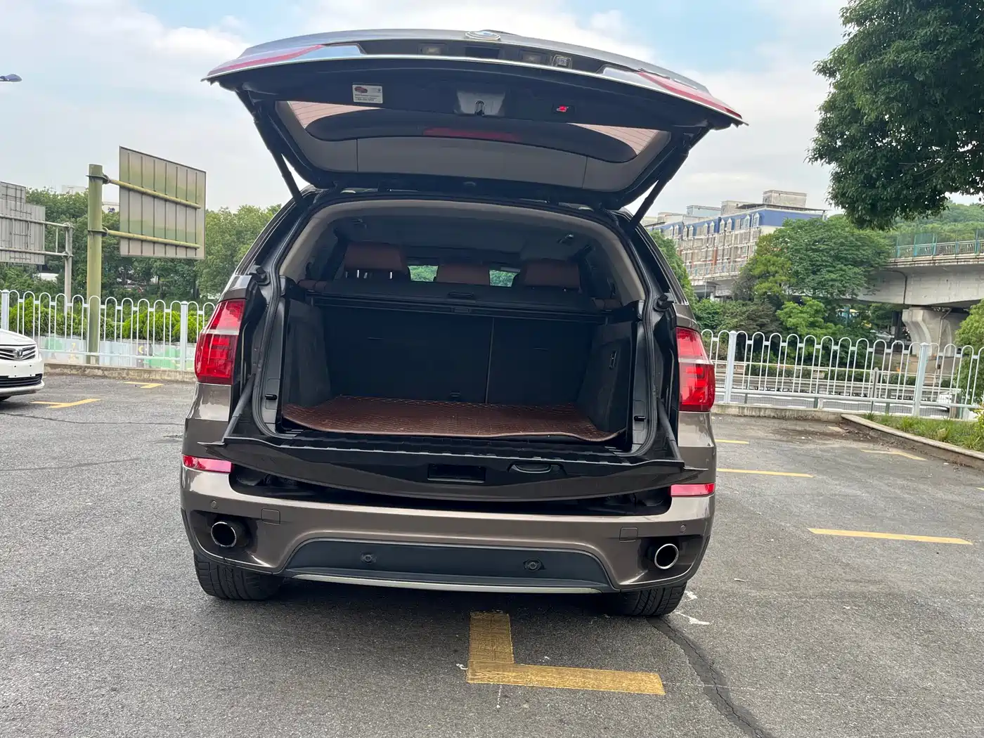 BMW X5 (Import) 2011 xDrive35i Leading Edition фото 5