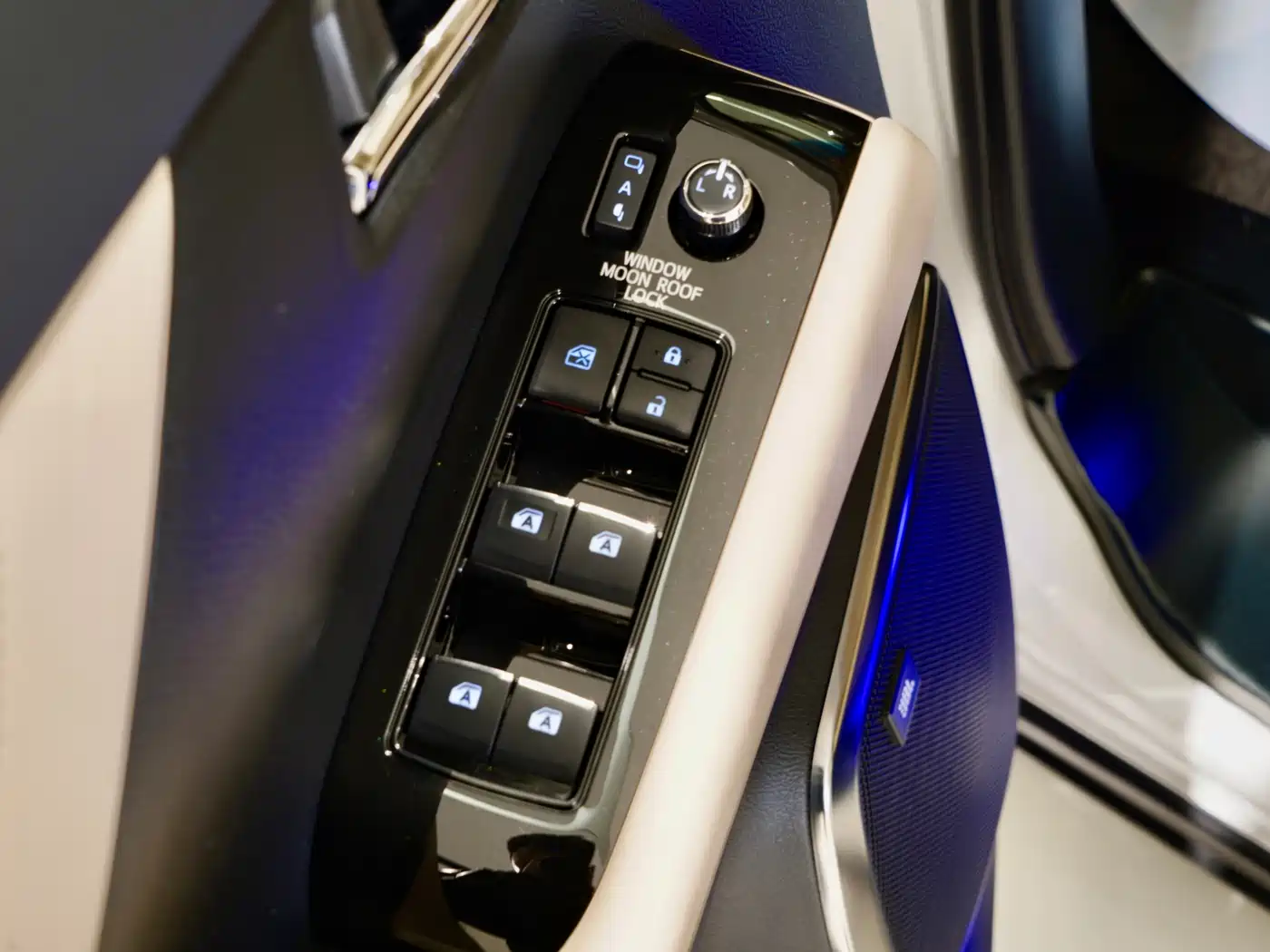 Toyota Vellfire 2020 Twin Engine 2.5L HV Premium Edition фото 3