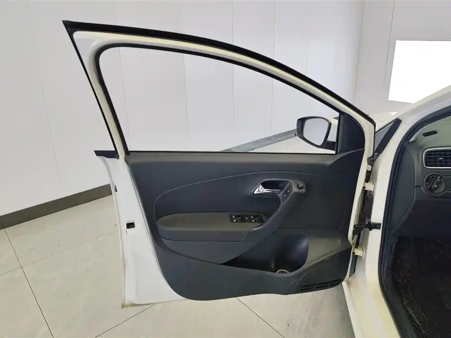Volkswagen Polo 2014 1.4L Automatic Comfort Edition фото 7