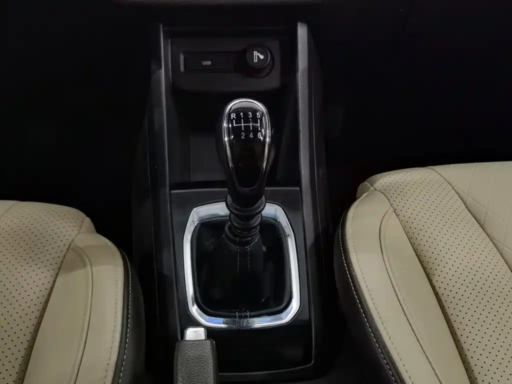 Baojun 310W 2018 2017 1.5L Manual Fashion Edition (China V)