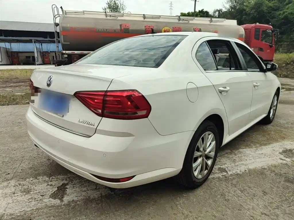 Volkswagen Lavida 2017 1.6L Automatic Comfort Edition фото 7
