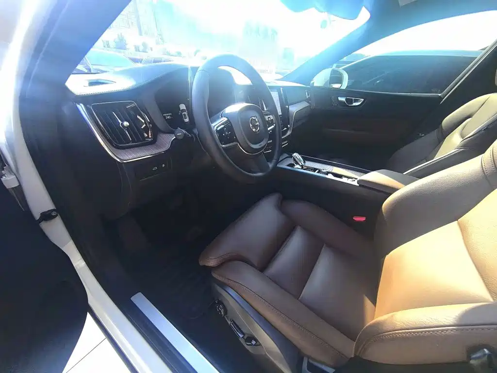Volvo XC60 Plug-in Hybrid 2023 2023 T8 Plug-in Hybrid Long Range AWD Smart Vision Luxury