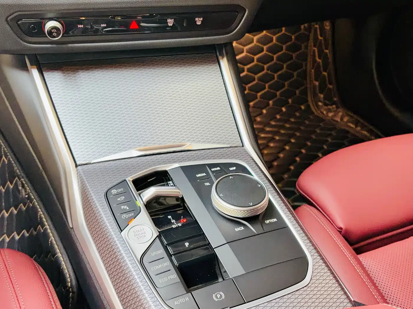 BMW 3 Series 2025 330i M Sport Night Edition фото 14