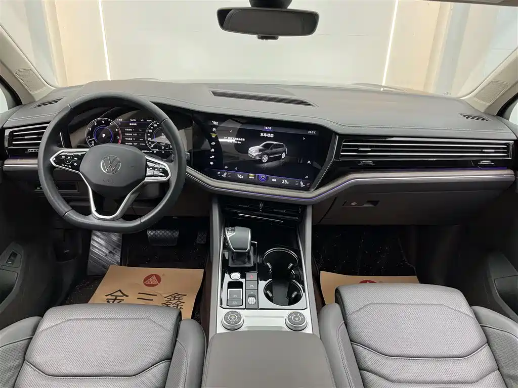 Volkswagen Touareg 2023 3.0TSI R-Line Classic Sports Package фото 28