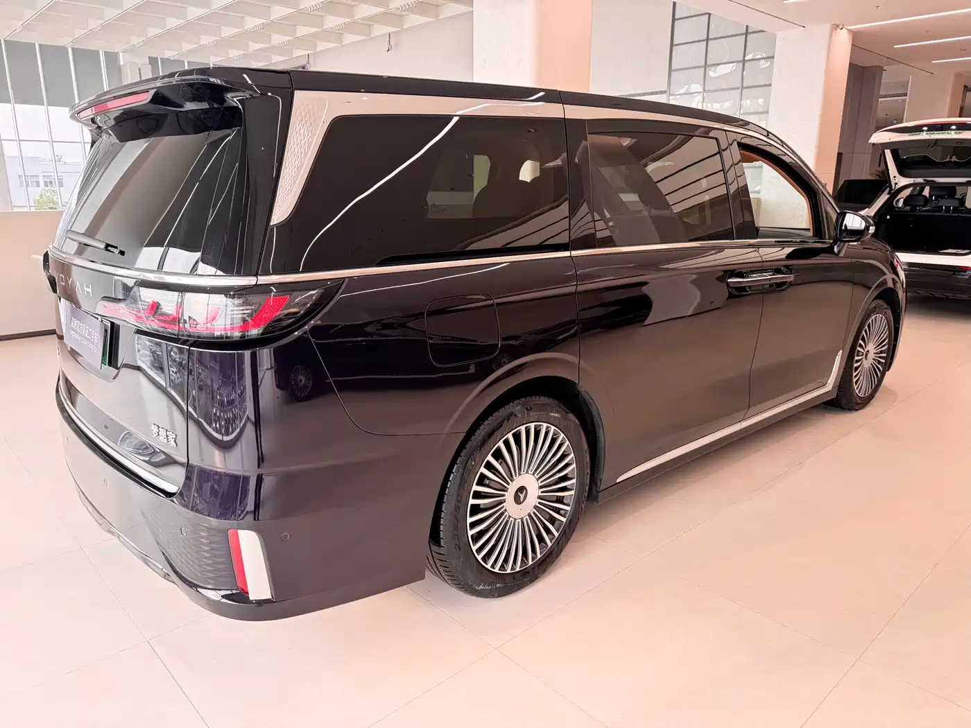 Voyah Auto Voyah Dreamer 2025 PHEV AWD Flagship Kunpeng Edition фото 3