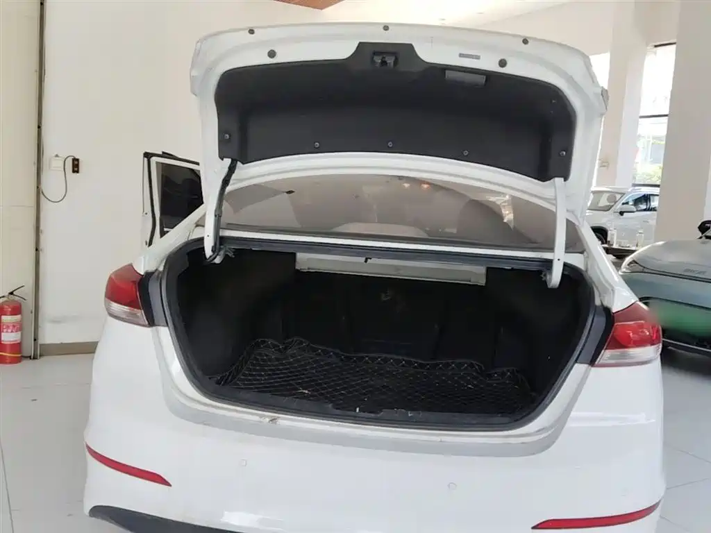 Hyundai Elantra 2016 Model 1.6L Automatic Smart Elite фото 19