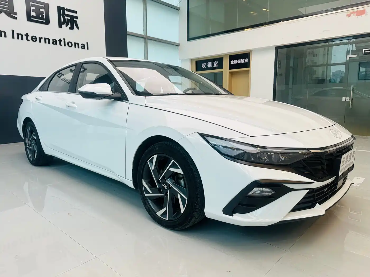 Hyundai Elantra 2023 1.5L CVT GLX Elite Edition фото 3