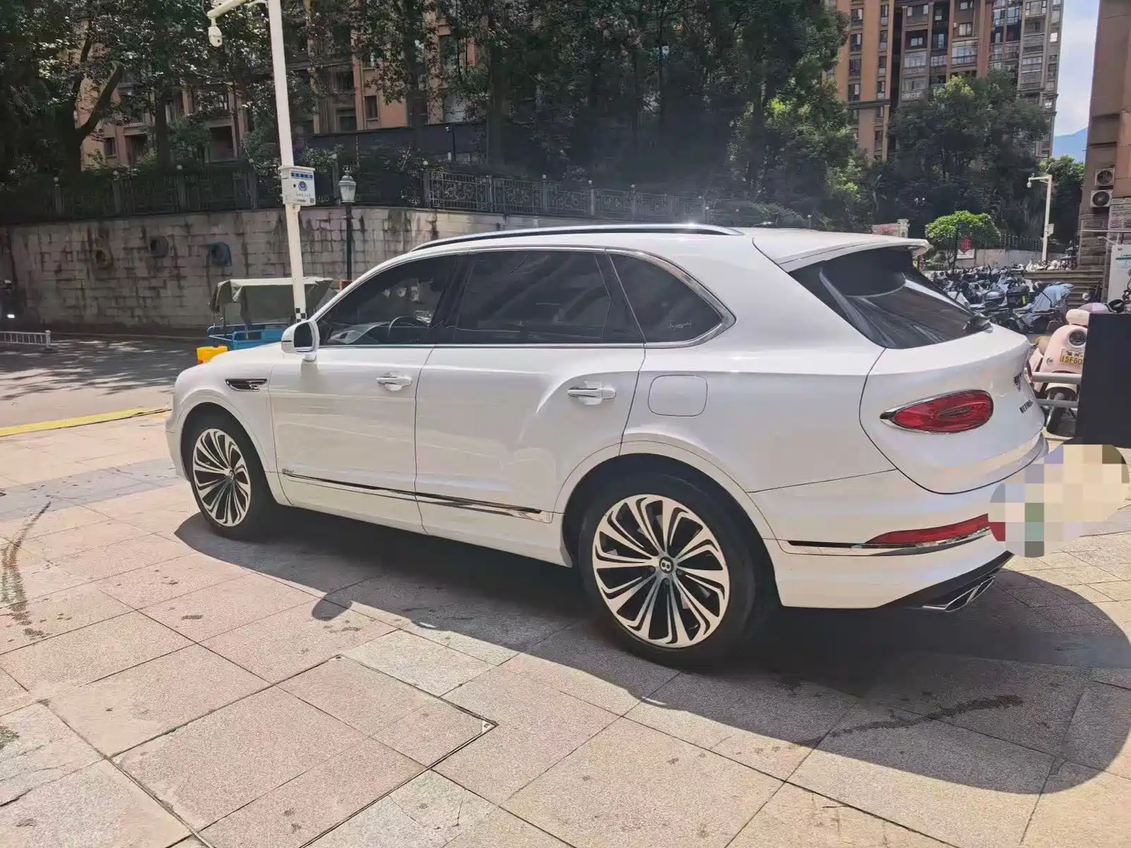 Фото 13 - Bentley Bentayga Hybrid