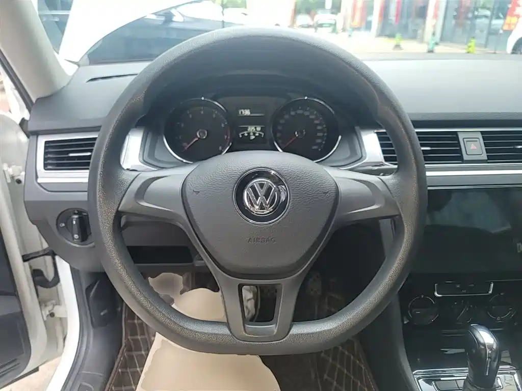 VOLKSWAGEN BORA
