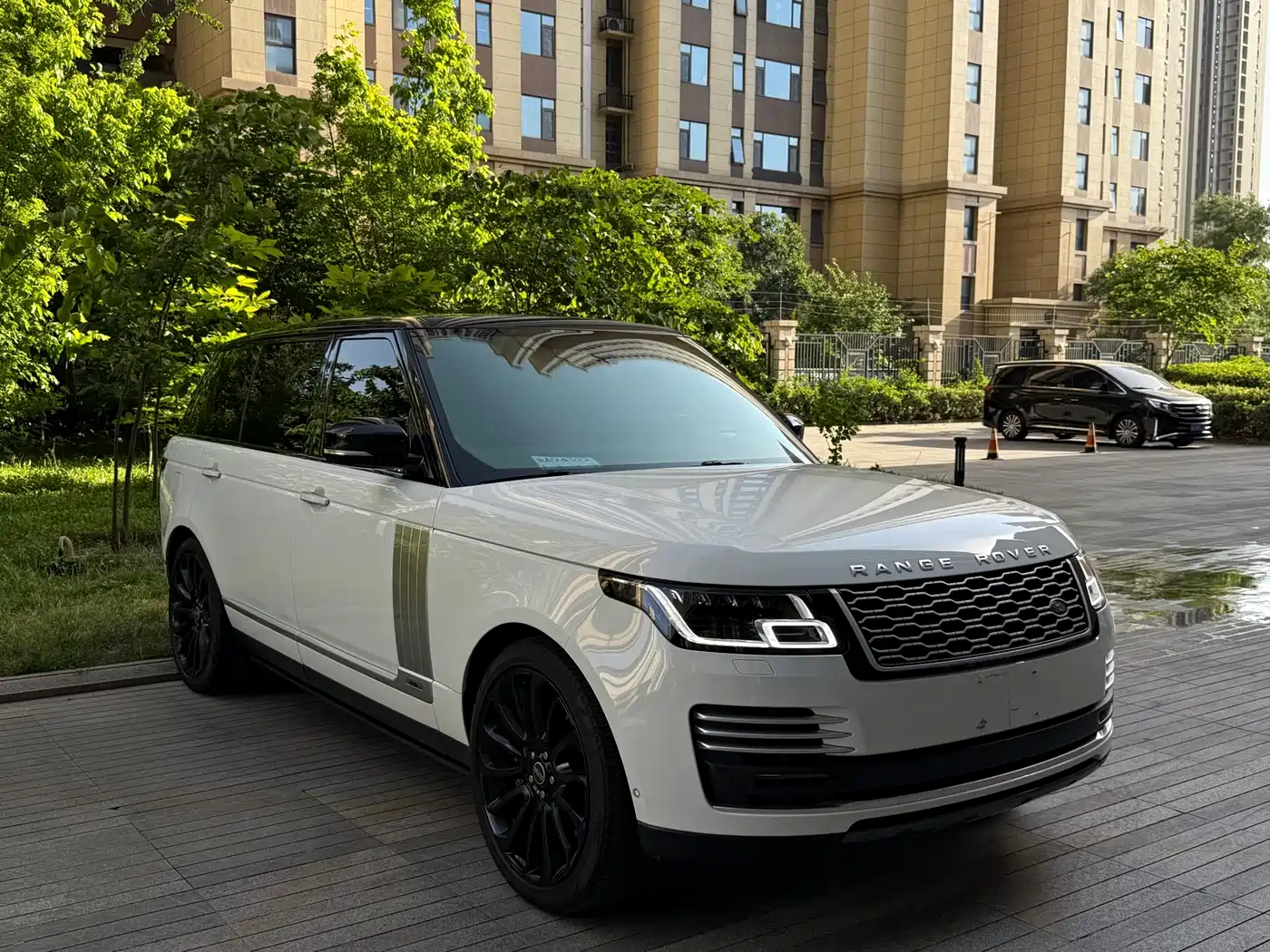 Land Rover Range Rover 2022 3.0 L6 400PS Prestige Genesis Extended Edition фото 4