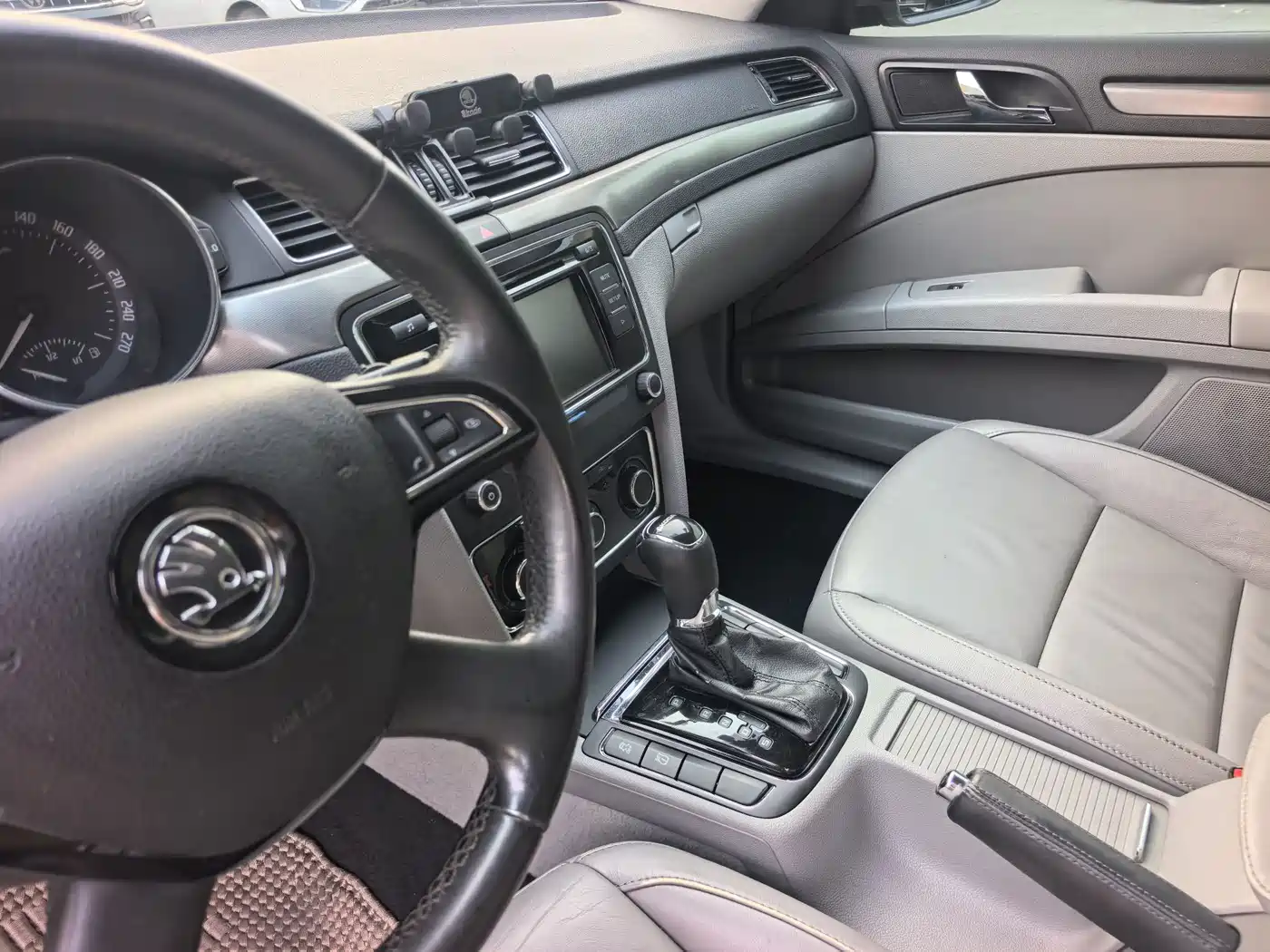 Škoda Superb 2013 1.8TSI Automatic Elegance Edition фото 12