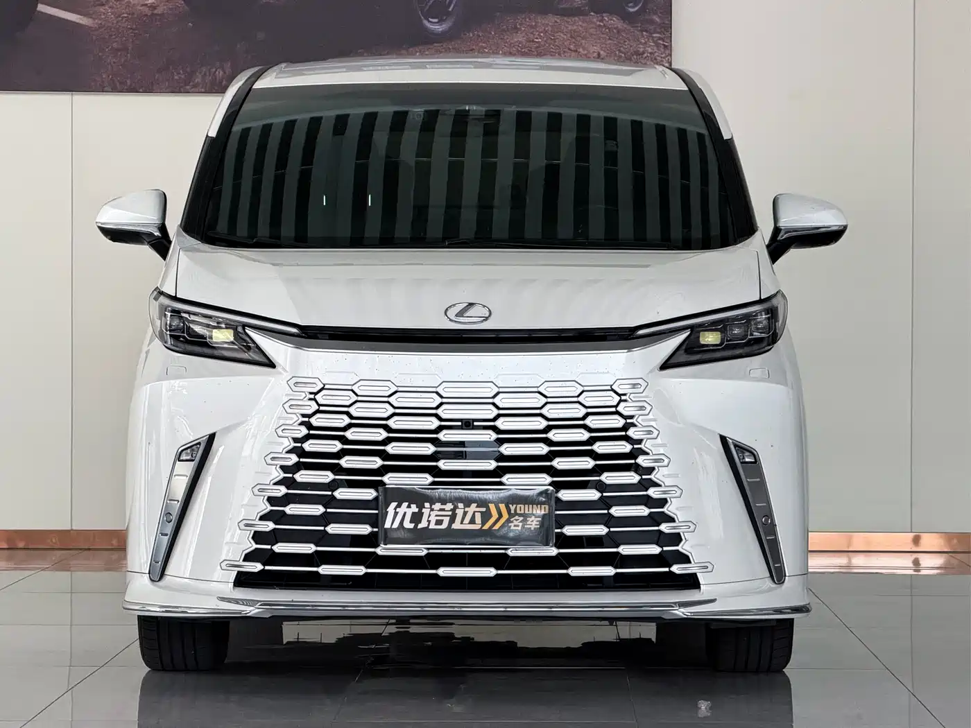 Lexus LM 2023 500h 6-Seater Prestige Edition фото 2