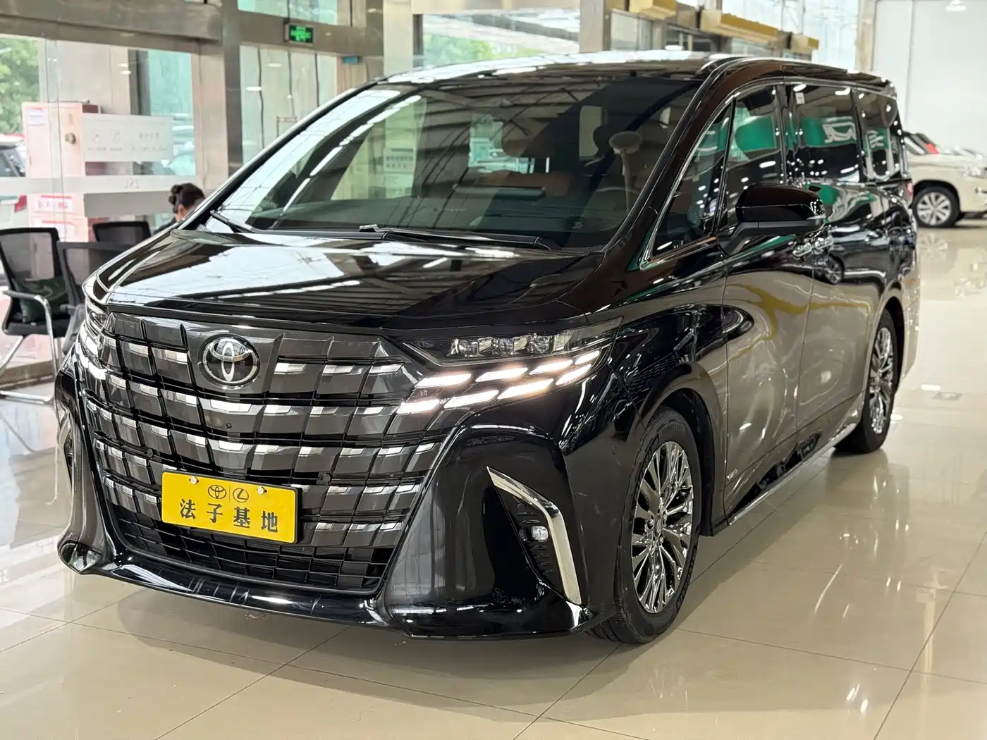 Toyota Alphard 2025 Hybrid 2.5L Ultimate Gold Edition фото 4