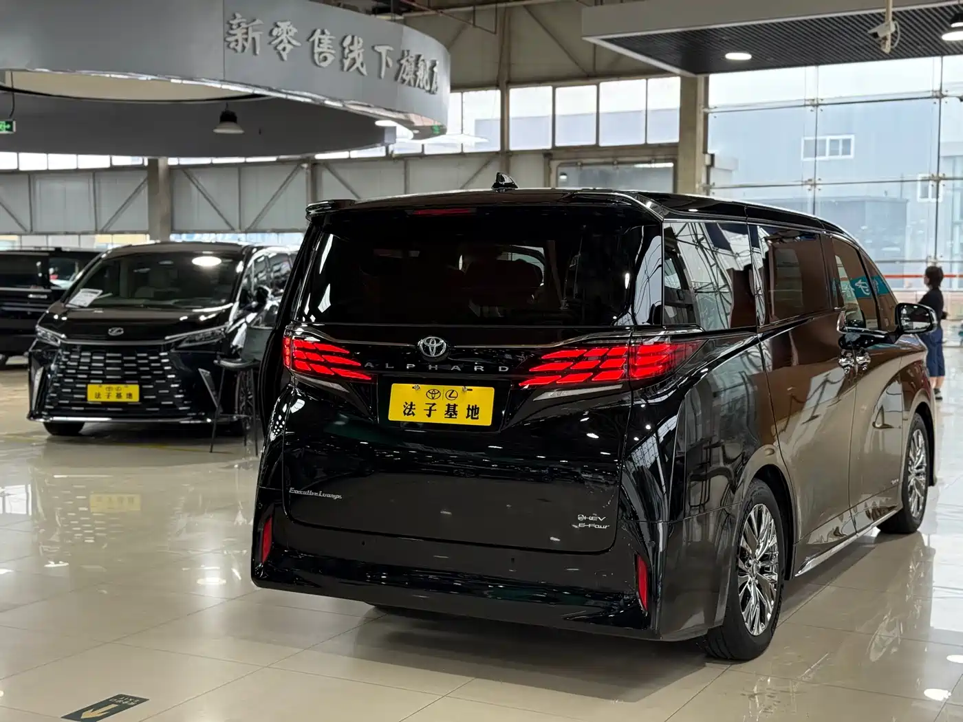 Toyota Alphard 2025 Hybrid 2.5L Ultimate Gold Edition фото 23