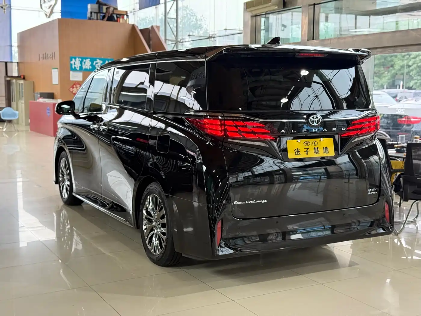 Toyota Alphard 2025 Hybrid 2.5L Ultimate Gold Edition фото 25