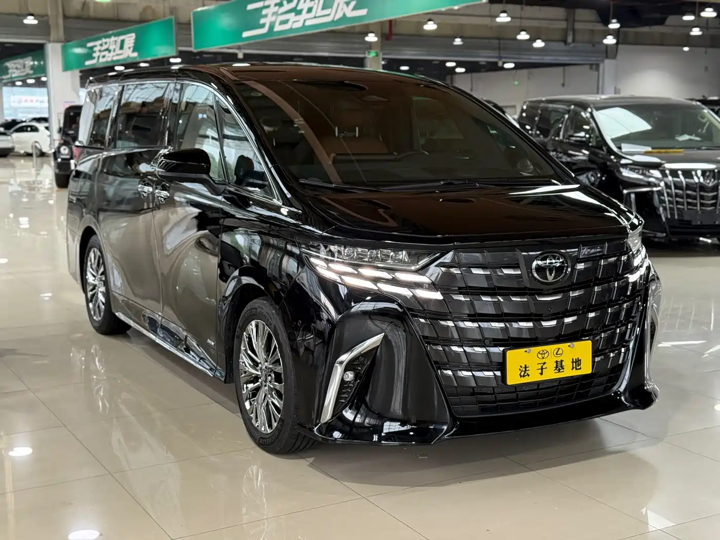 Toyota Alphard 2025 Hybrid 2.5L Ultimate Gold Edition фото 3