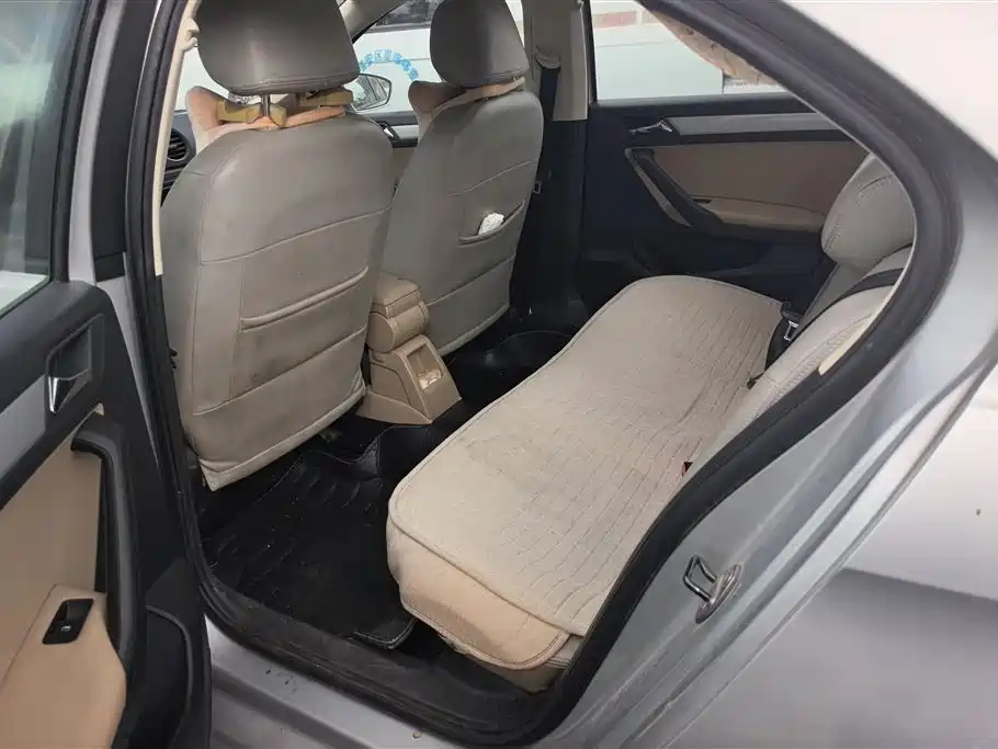 Volkswagen Jetta 2013 1.6L Manual Comfort фото 11