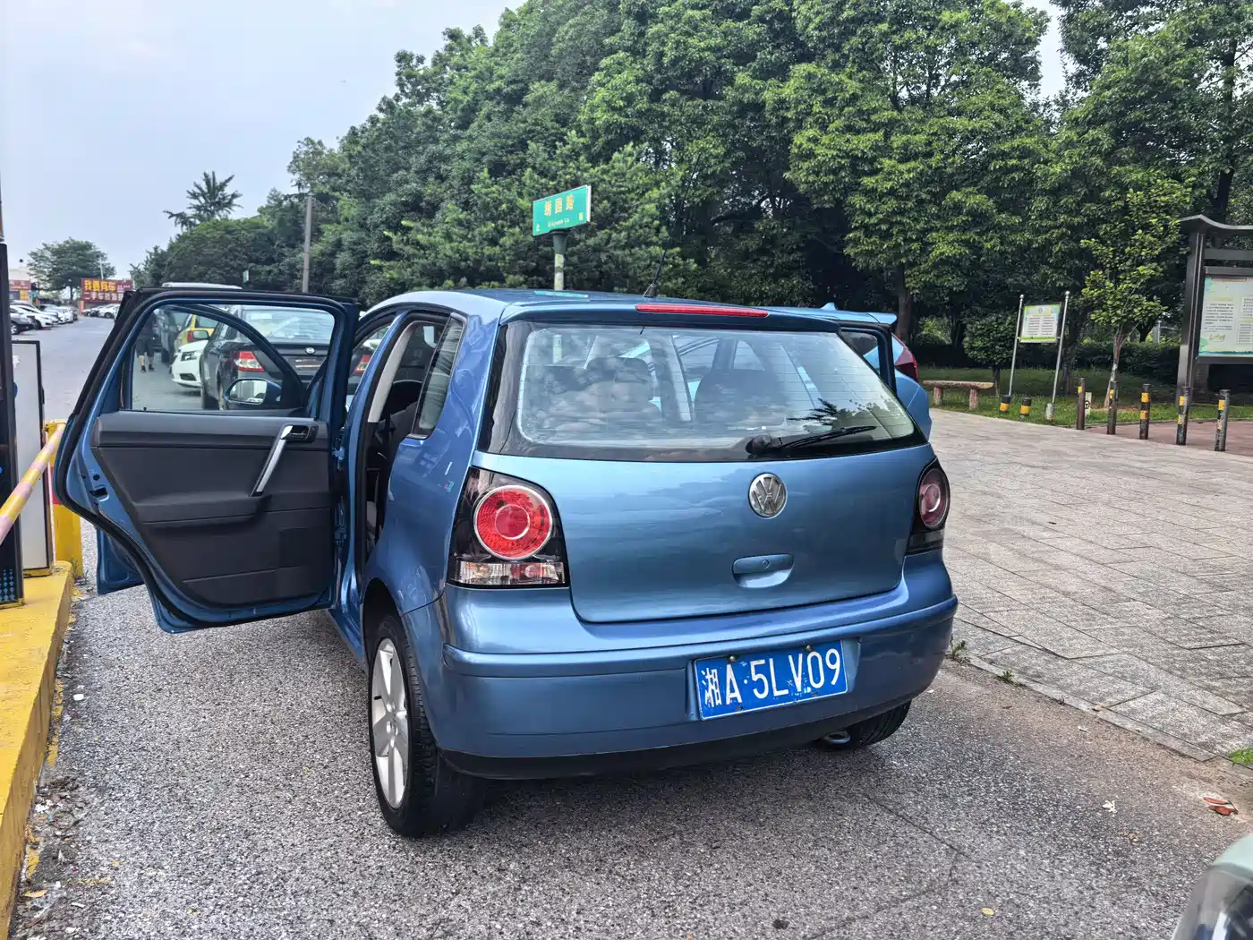 Volkswagen Polo 2009 Sporty 1.6L Automatic фото 2