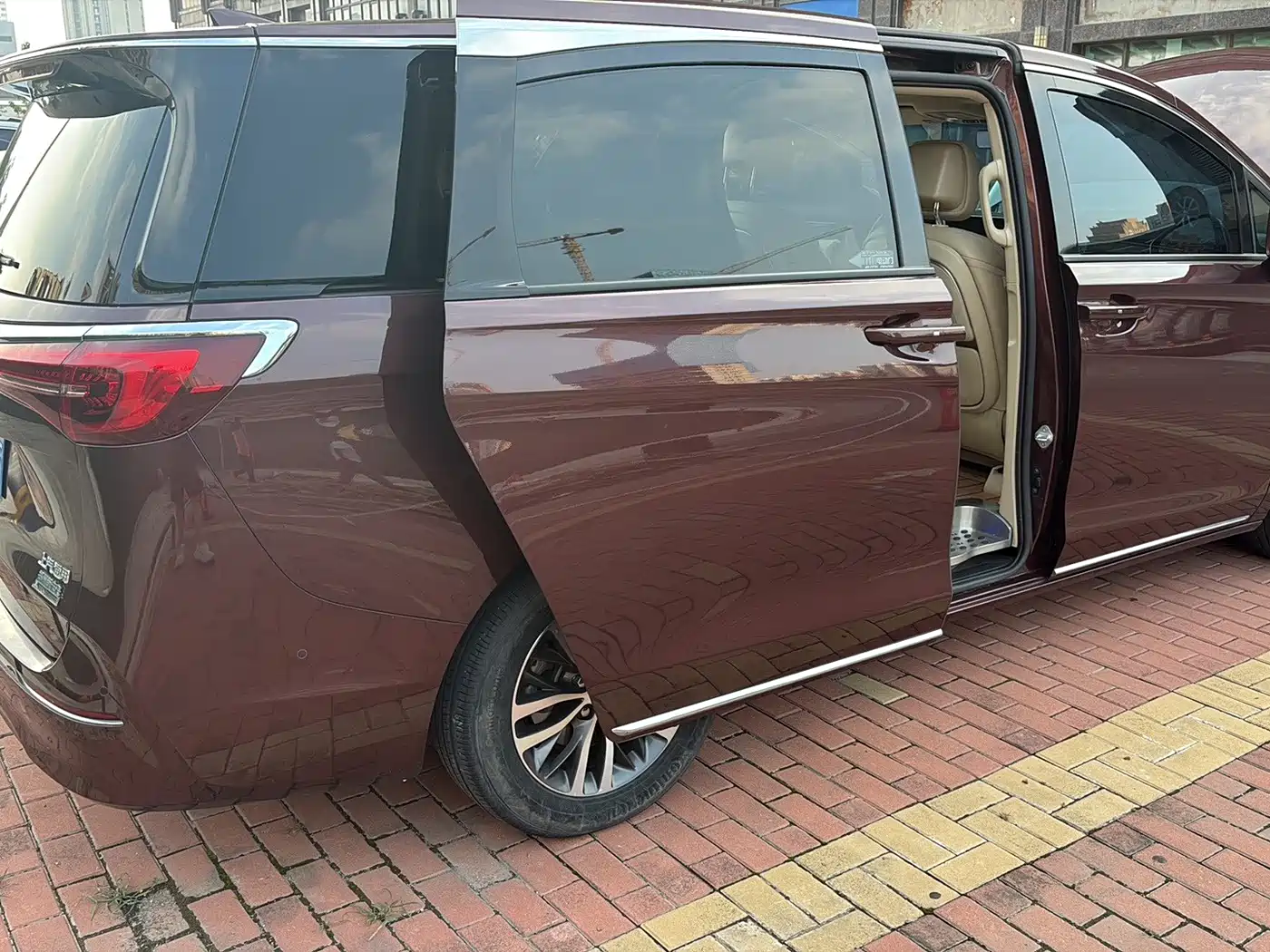 Photo 3 - Buick GL8