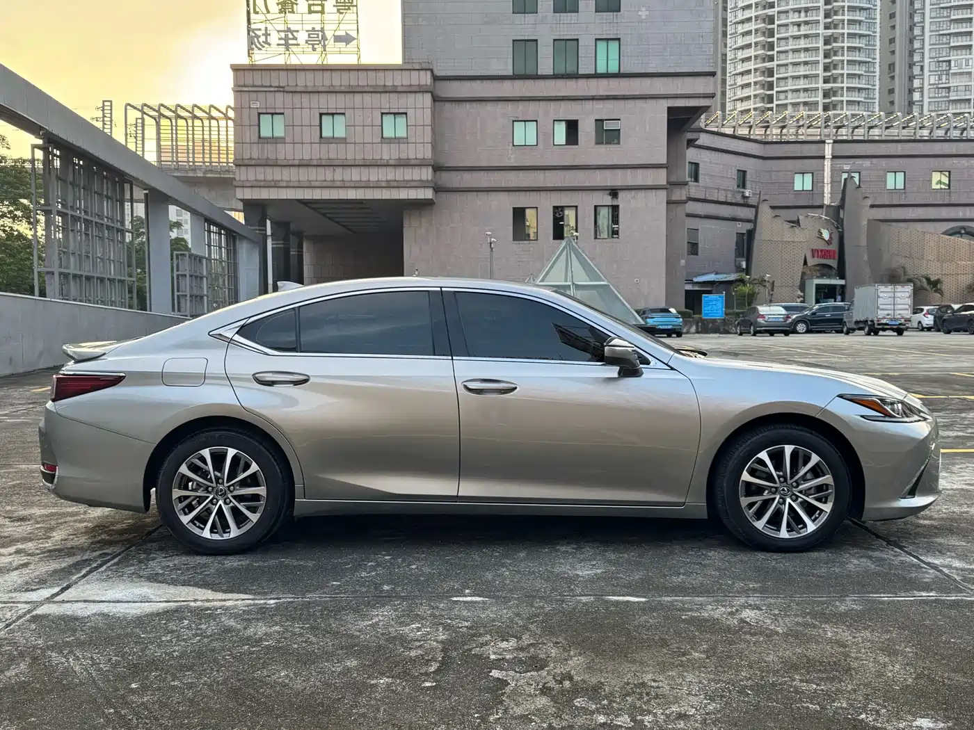 Фото 28 - Lexus ES