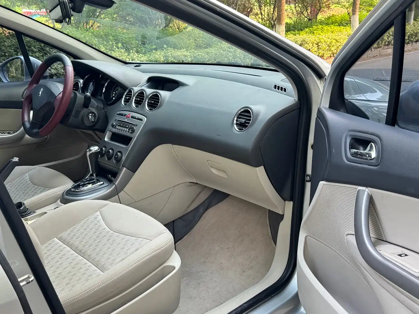 Peugeot 408 2010 2.0L Automatic Premium Edition фото 9