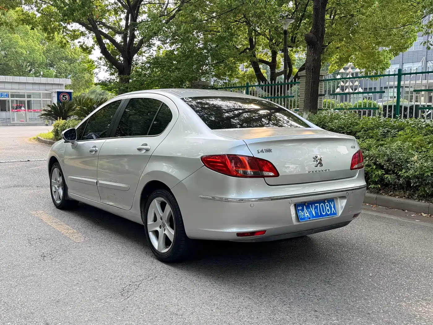 Peugeot 408 2010 2.0L Automatic Premium Edition фото 6