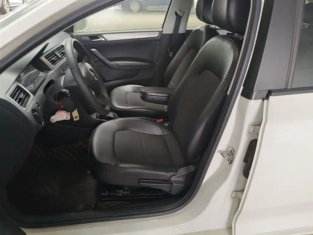 Škoda Skoda Rapid Spaceback 2014 1.6L Automatic Joy Edition фото 22