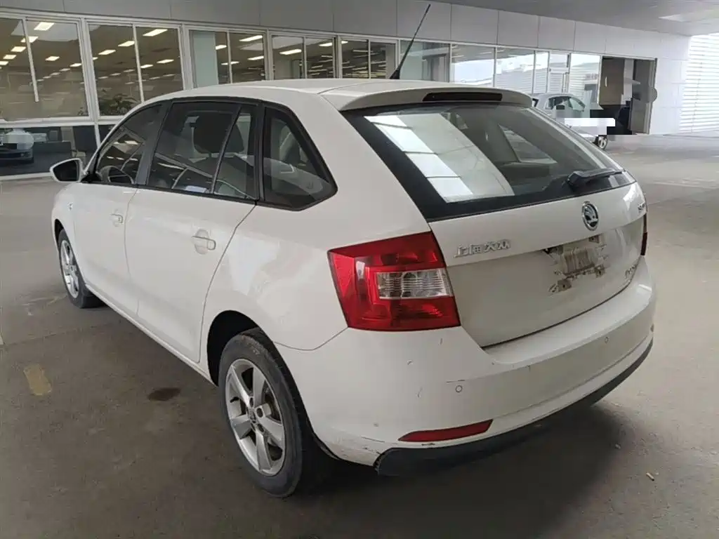 Škoda Skoda Rapid Spaceback 2014 1.6L Automatic Joy Edition фото 9