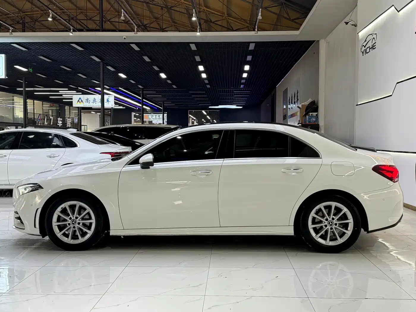 Mercedes-Benz A-Class 2021 A 200 L Sport Sedan Fashion Edition фото 3
