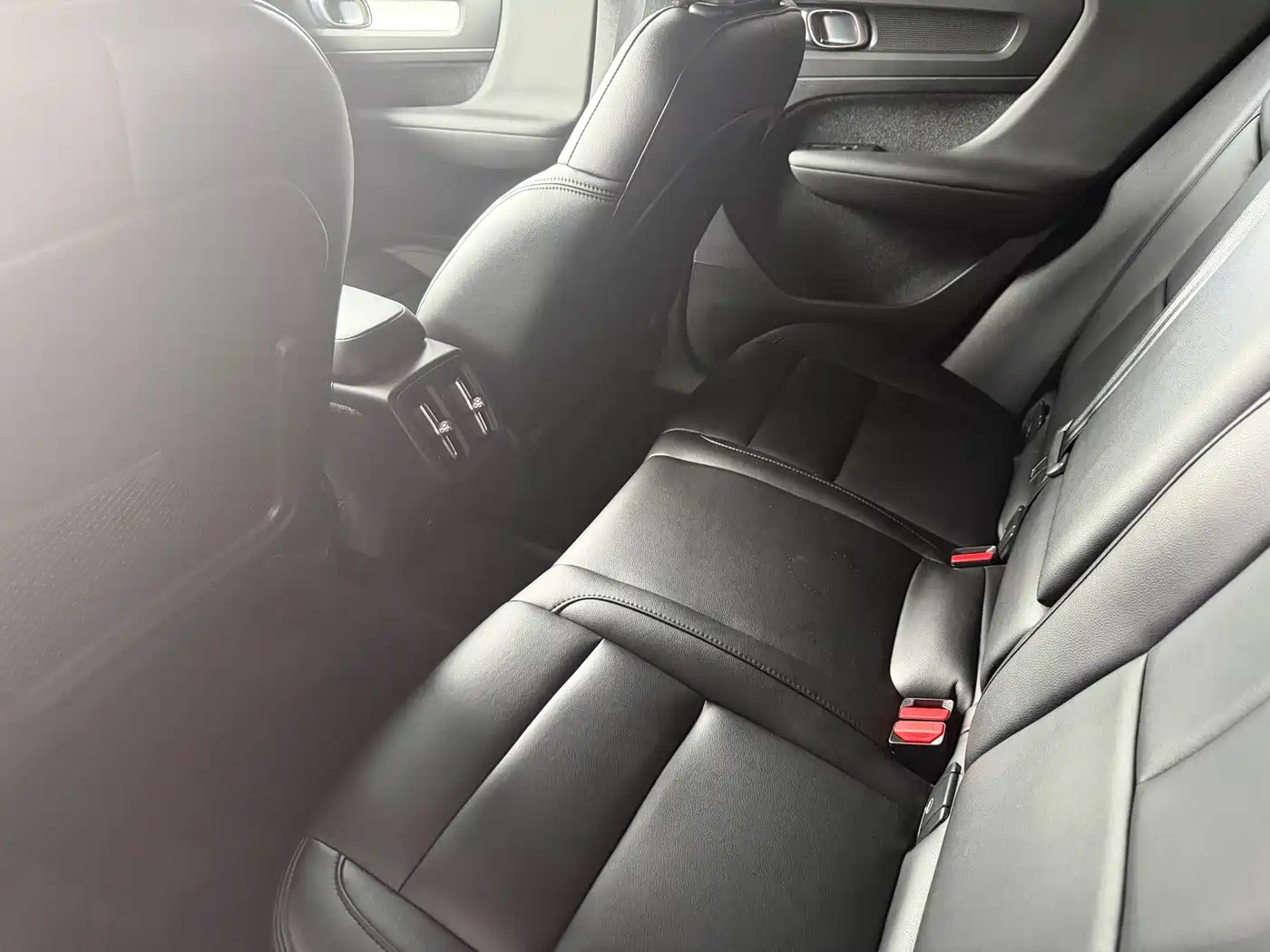 Фото 8 - Volvo XC40