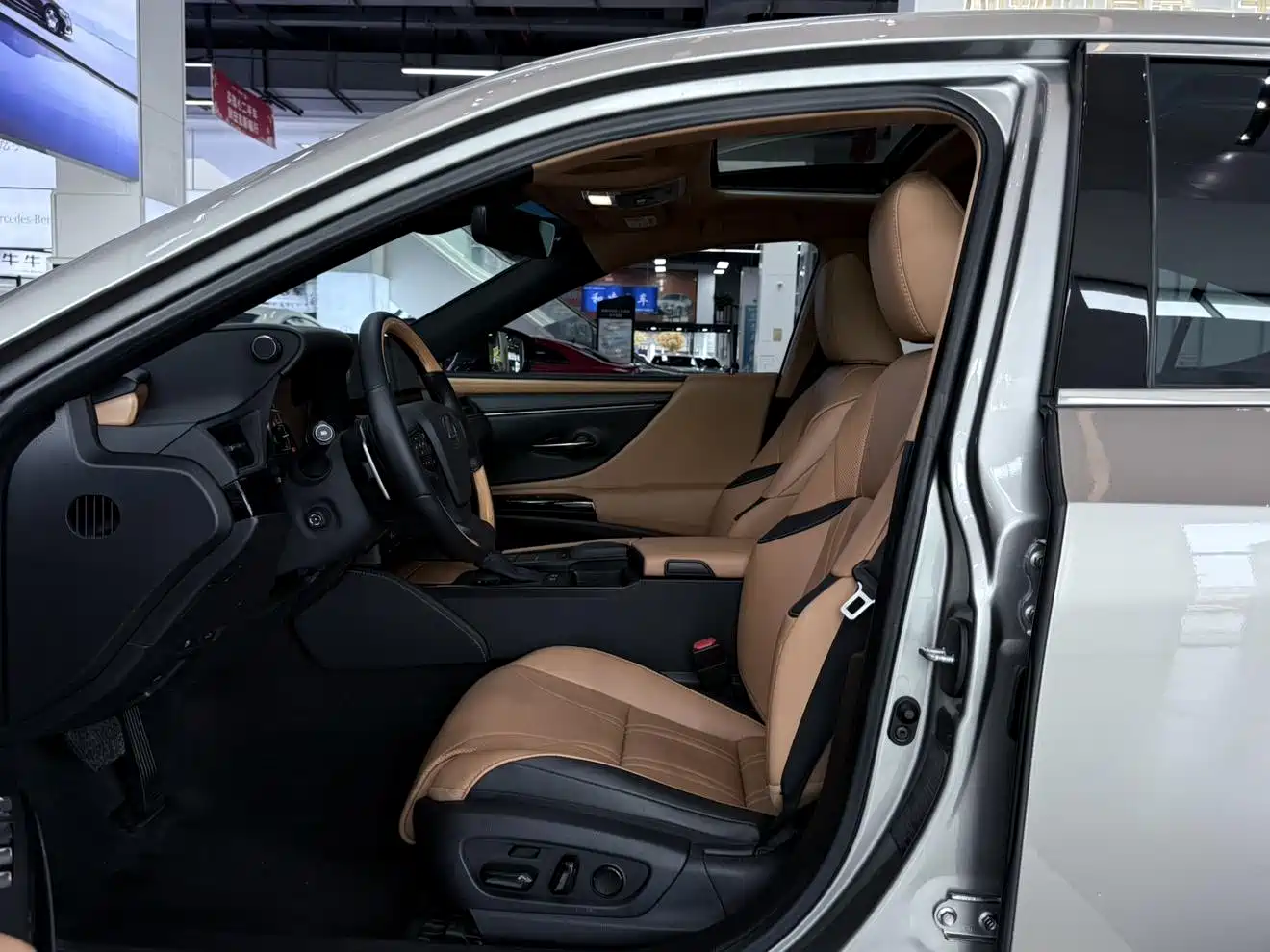 Lexus ES 2021 300h Premium Edition фото 6