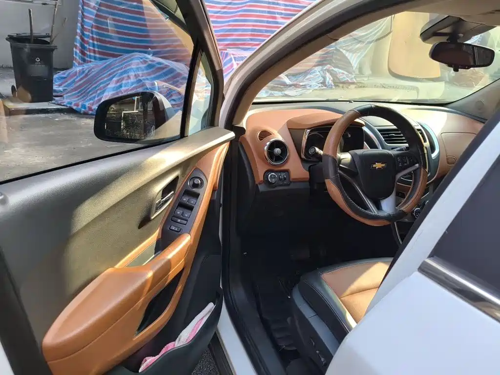 Photo 12 - Chevrolet Trax
