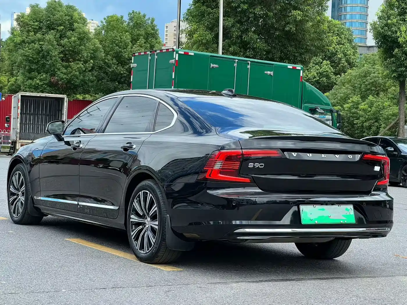 Volvo S90 Plug-in Hybrid 2022 2022 T8 Recharge Plug-in Hybrid Momentum Luxury Edition