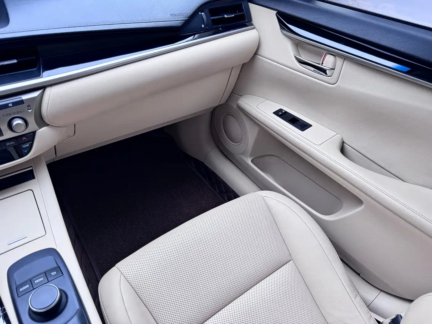 Фото 12 - Lexus ES