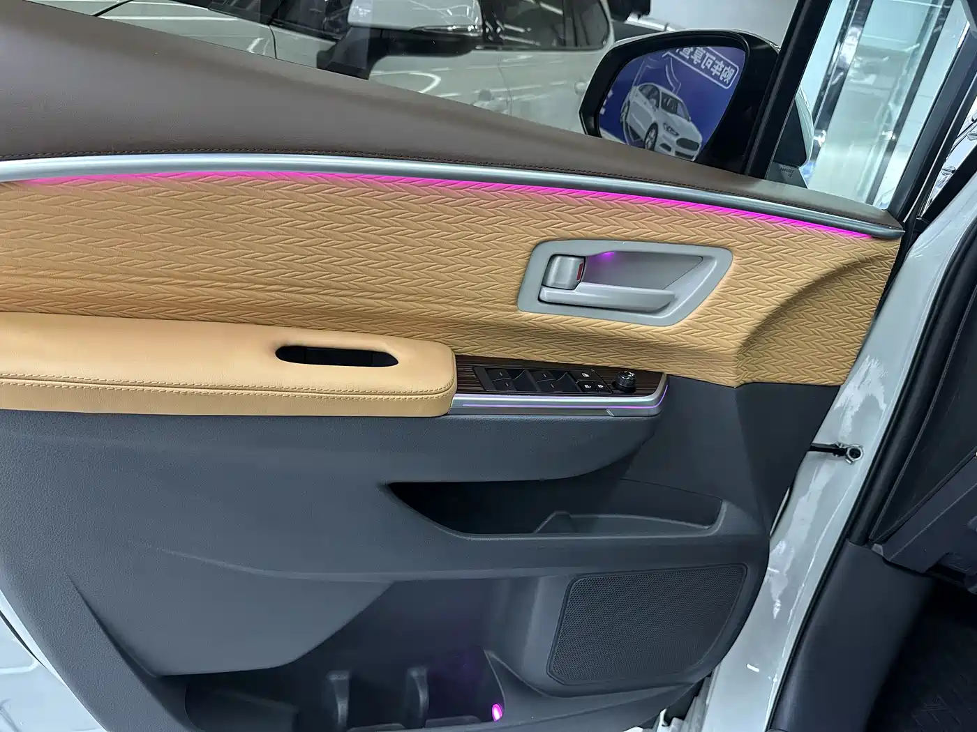 Toyota Granvia 2023 2.5L Hybrid Comfort Edition фото 7