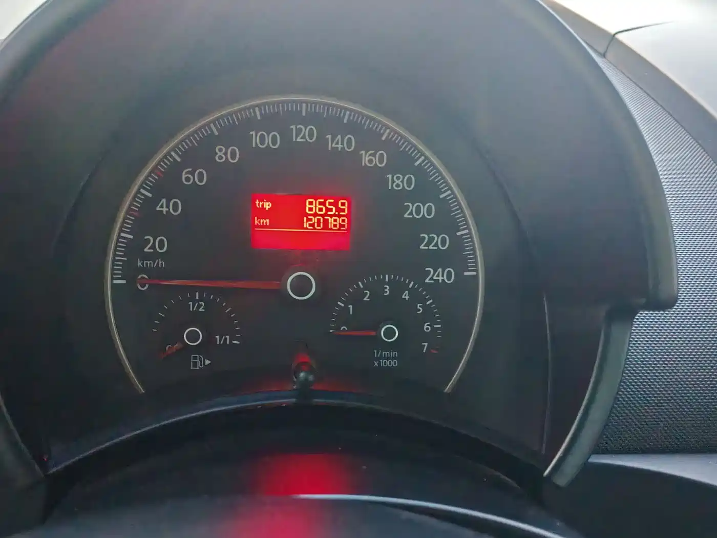 Volkswagen Beetle 2010 Model 2.0 BlackOrange Comfort Edition фото 9