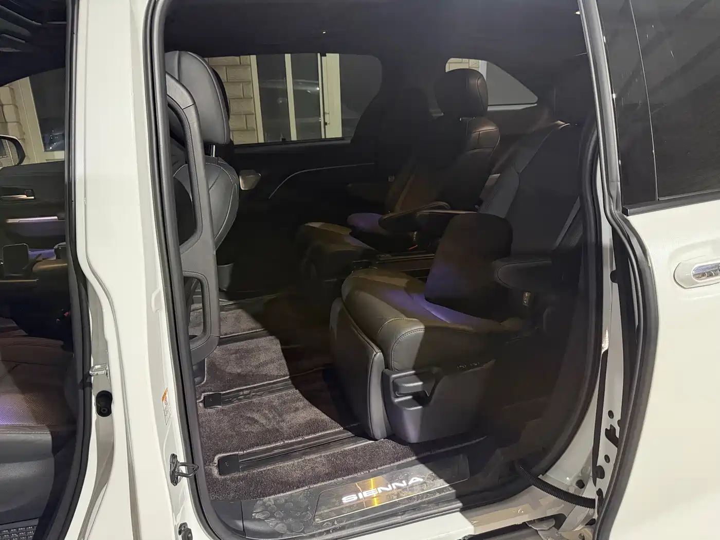 Toyota Sienna 2024 2.5L Hybrid 4WD Premium Edition фото 10