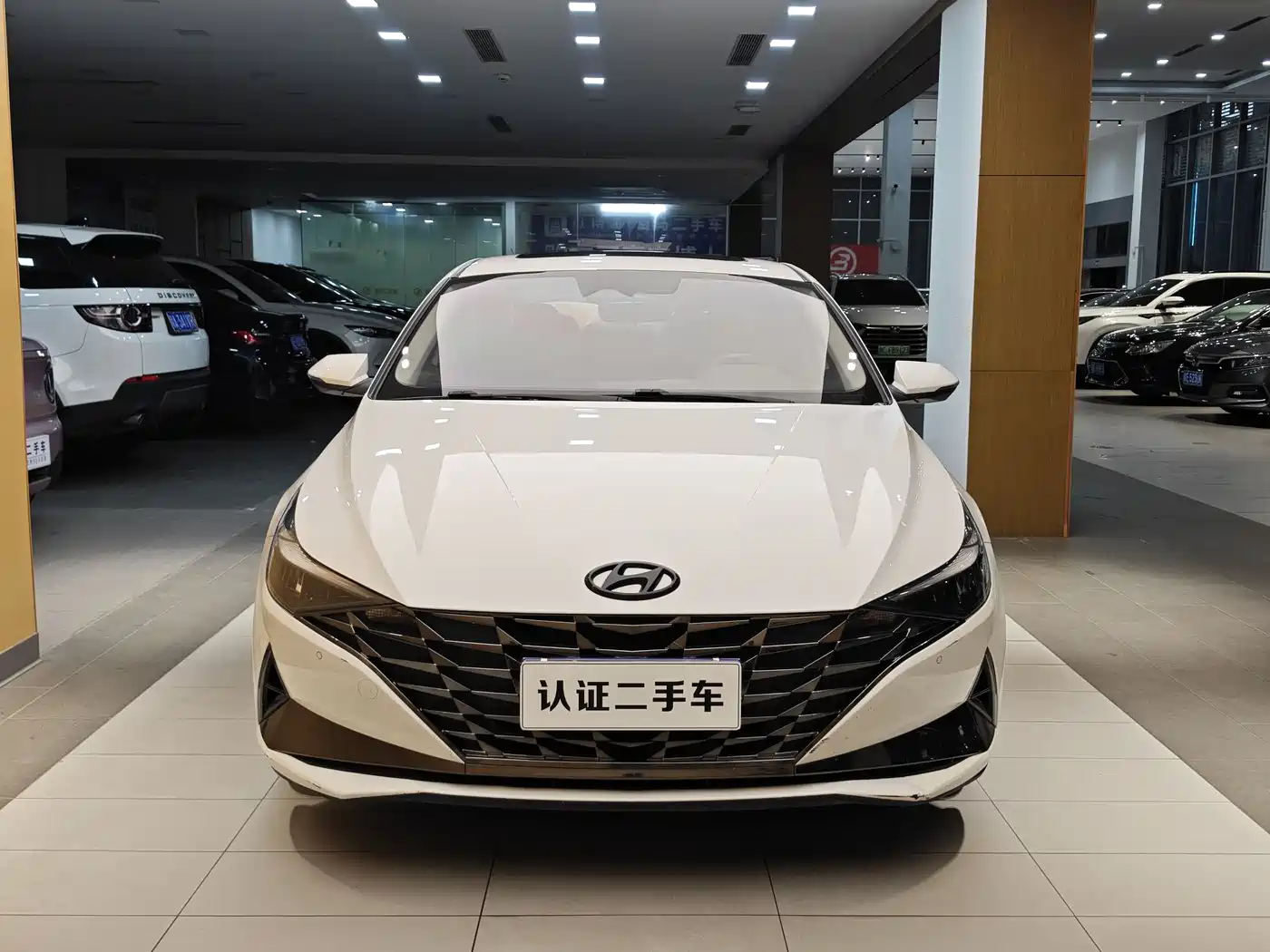 Hyundai Elantra 2021 1.5L CVT LUX Premium Edition фото 4