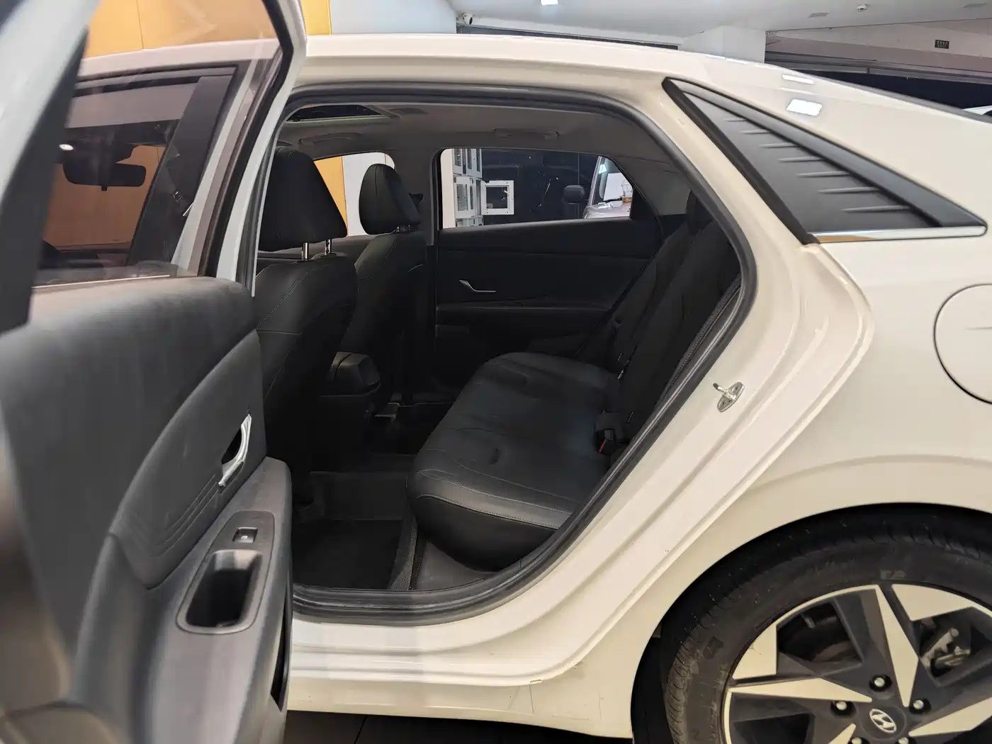 Hyundai Elantra 2021 1.5L CVT LUX Premium Edition фото 22