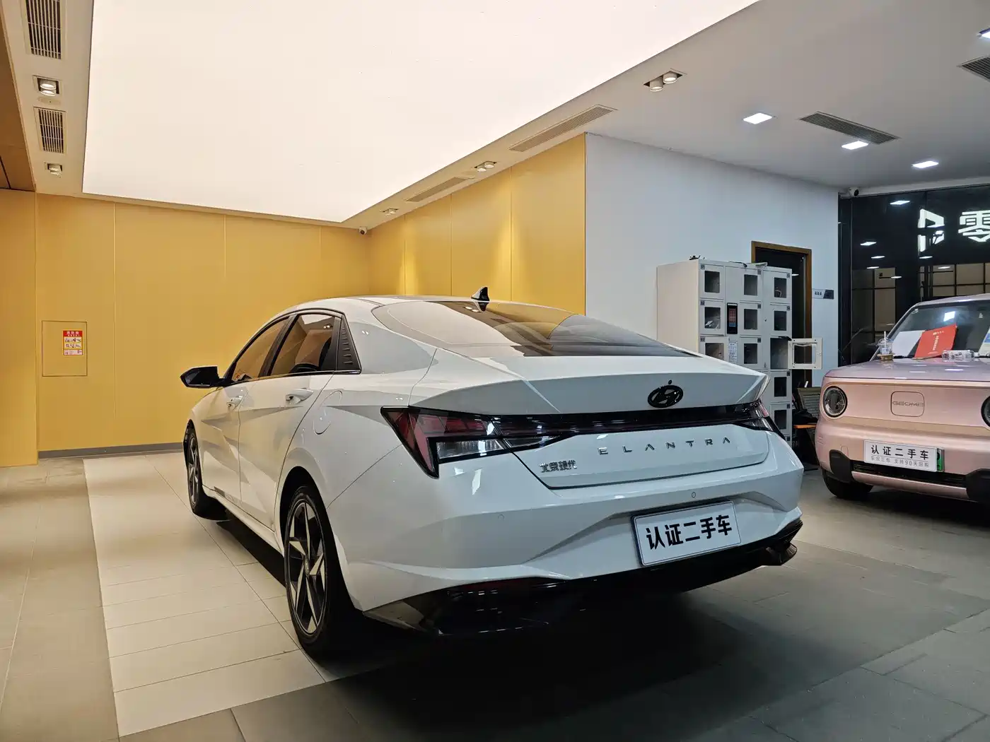Hyundai Elantra 2021 1.5L CVT LUX Premium Edition фото 25