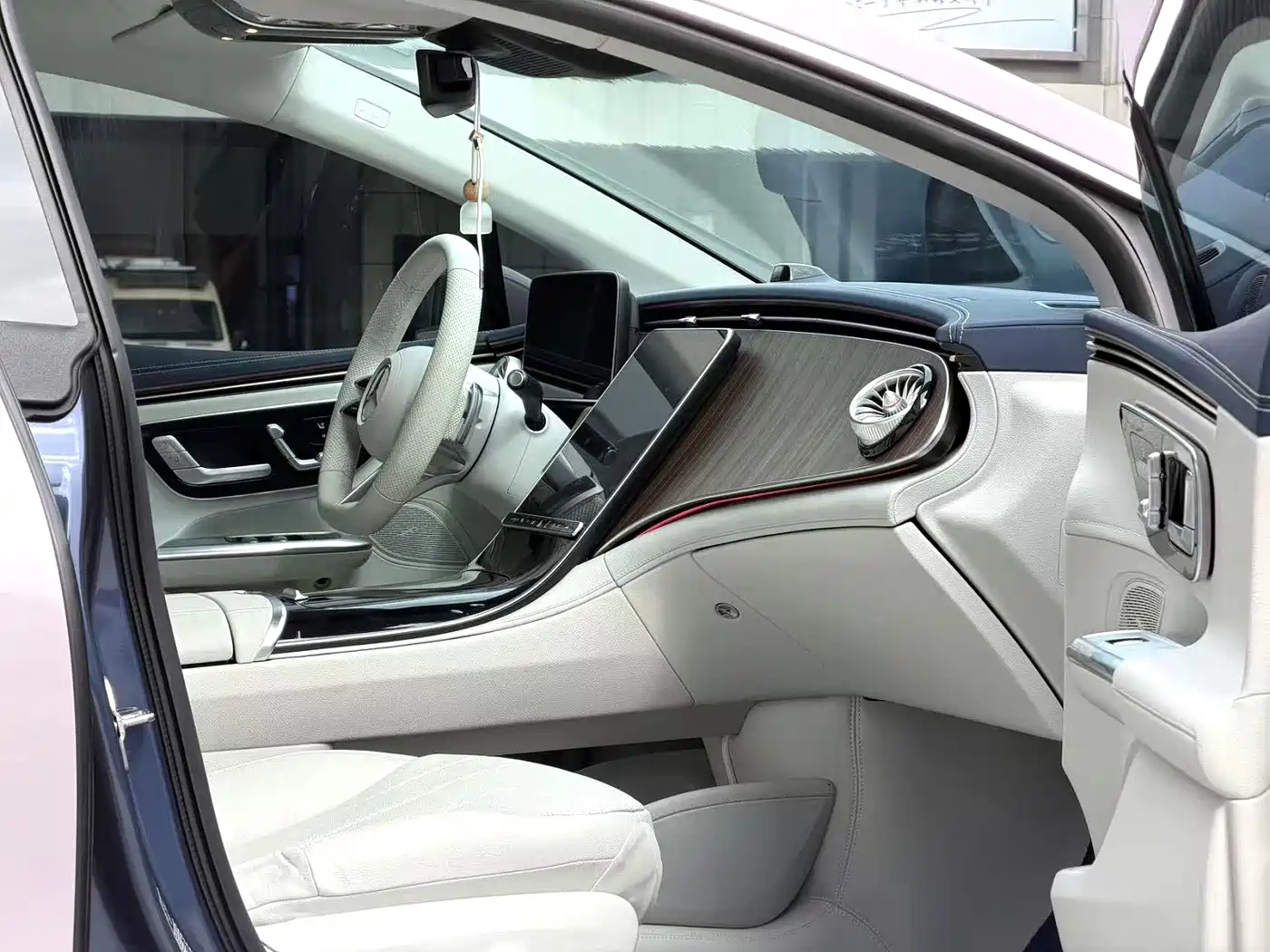 Mercedes-Benz EQE 2024 2025 Model 500 4MATIC Luxury Edition