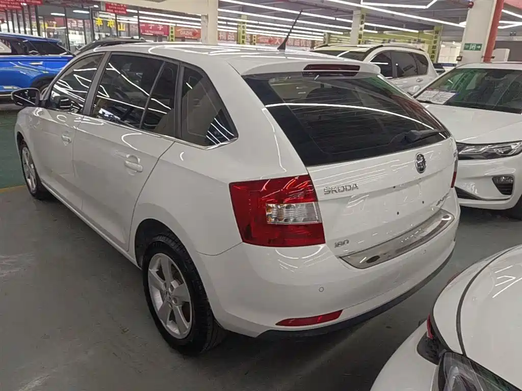 Škoda Skoda Rapid Spaceback 2018 1.6L Manual Comfort фото 5