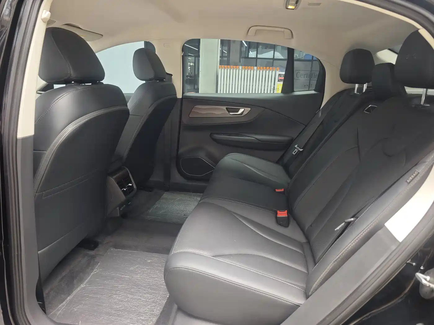 Hongqi E-QM5 2022 431km Charging Enjoyment Edition фото 9