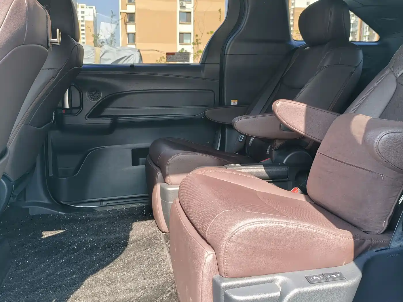 Toyota Sienna 2023 2.5L Hybrid Platinum Edition фото 6