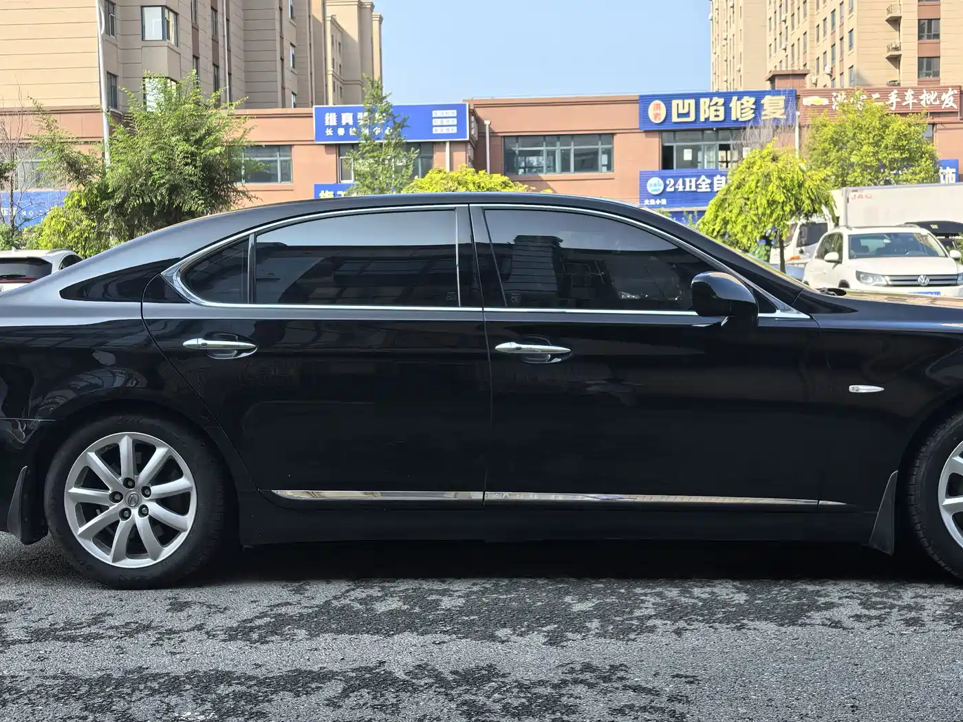 Photo 4 - Lexus LS