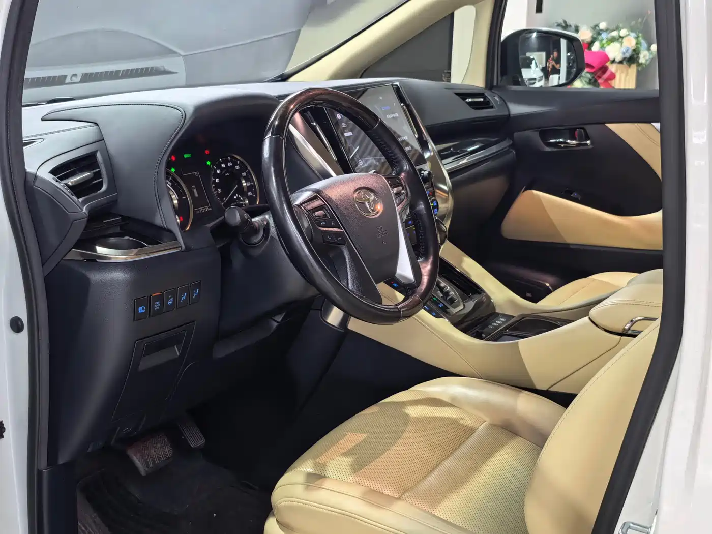Toyota Vellfire 2021 Crown Hybrid 2.5L HV Premium Edition фото 4