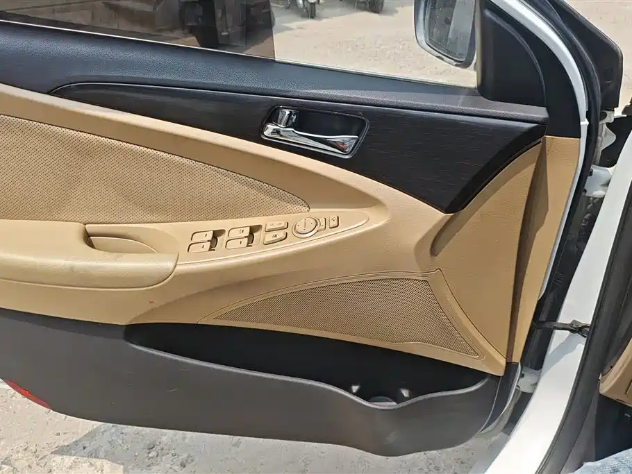 Hyundai Sonata 2013 2.0L Automatic Luxury Edition фото 7