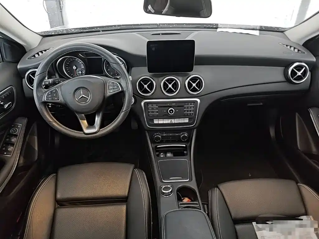 Mercedes-Benz GLA 2017 GLA 200 Dynamic фото 16