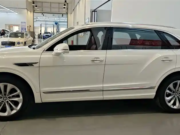 Bentley Bentayga 2024 4.0T V8 Long Wheelbase фото 2