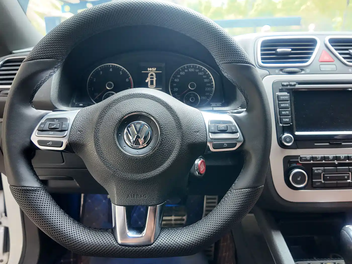 Volkswagen Scirocco 2011 Model R 2.0TSI фото 15